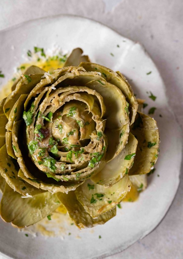 Steamed artichokes with garlic butter