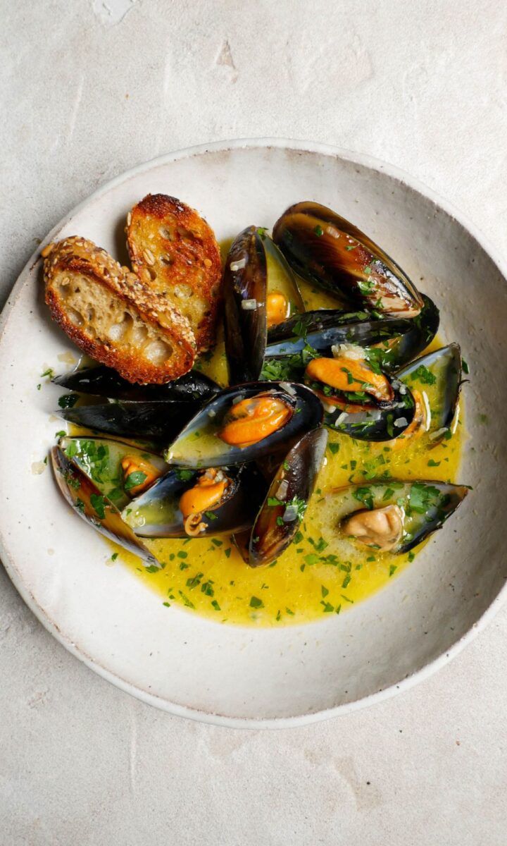 White Wine Butter Mussels - Daen's Kitchen